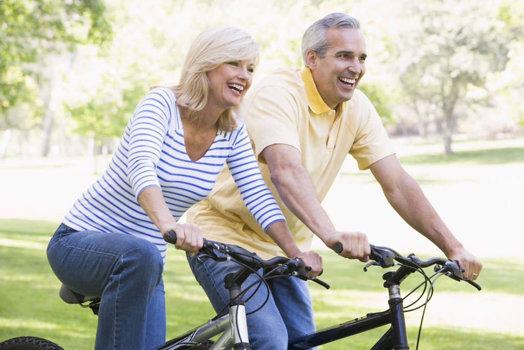 Lachendes Paar auf den Fahrrädern